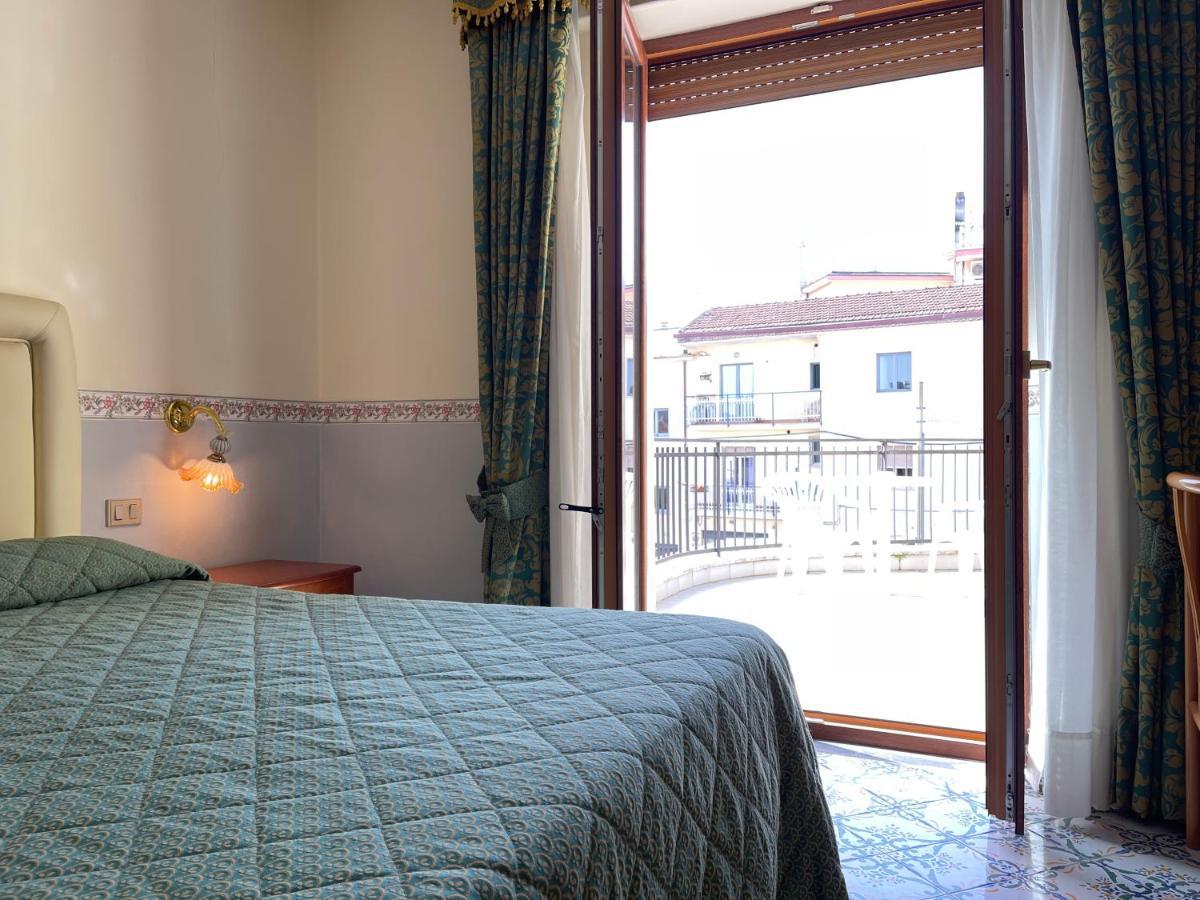 Hotel Reginella Сант-Агата-суй-Дуе-Гольфі Екстер'єр фото
